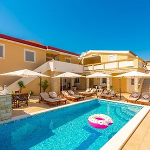 Karmen - Poolhouse Vir